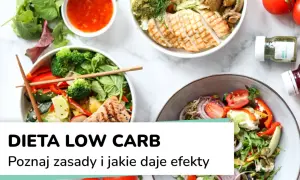 Kolorowe miski z sałatkami, grillowanym kurczakiem i łososiem. Idealne posiłki na dieta low carb.