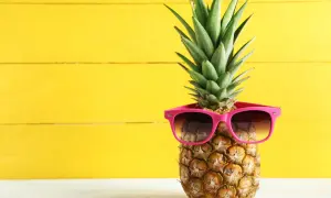 Ananas w okularach przeciwsłonecznych. Czy wiesz, jaki ananas indeks glikemiczny ma ten owoc?