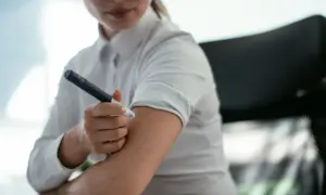 Kobieta podaje sobie insulinę penem. Dba o to, by insulina na czczo była w normie, co jest kluczowe dla jej zdrowia.
