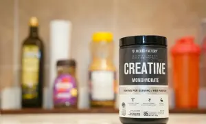 Kreatyna w dni nietreningowe to klucz do regeneracji i budowy mięśni. Słoik Jacked Factory Creatine Monohydrate na półce.