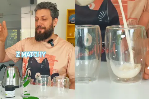 Mężczyzna pokazuje, jak przygotować matcha. Na stole czajnik, proszek matcha i szklanki. Mleko wlewane do szklanki.