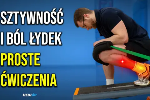 Mężczyzna ćwiczy łydki z gumą oporową, by złagodzić sztywność i ból. Mięsień płaszczkowaty łydki jest kluczowy w tych ćwiczeniach.