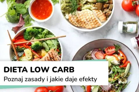 Kolorowe miski z sałatkami, grillowanym kurczakiem i łososiem. Idealne posiłki na dieta low carb.