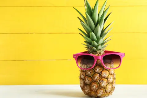 Ananas w okularach przeciwsłonecznych. Czy wiesz, jaki ananas indeks glikemiczny ma ten owoc?