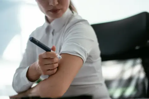 Kobieta podaje sobie insulinę penem. Dba o to, by insulina na czczo była w normie, co jest kluczowe dla jej zdrowia.