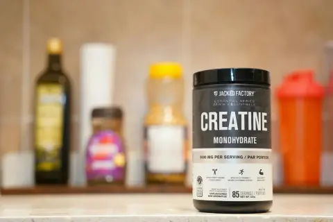 Kreatyna w dni nietreningowe to klucz do regeneracji i budowy mięśni. Słoik Jacked Factory Creatine Monohydrate na półce.