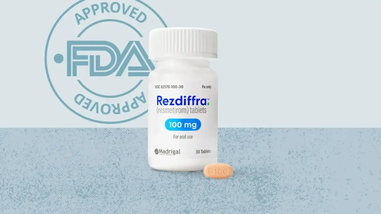 Rezdiffra, lek na stłuszczenie wątroby, zatwierdzony przez FDA. Butelka z tabletkami 100 mg i jedna tabletka obok.